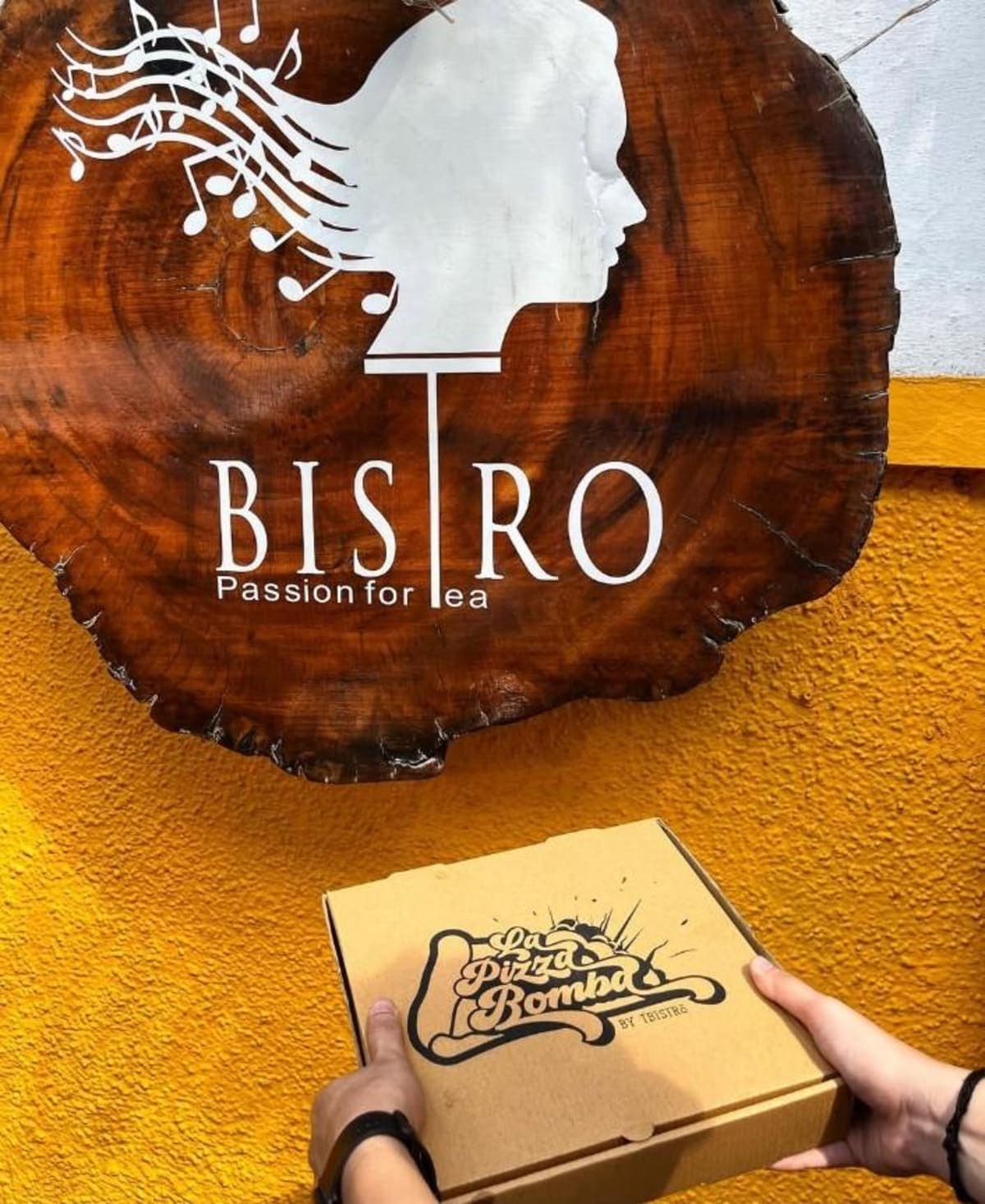 Signature pizza at La Pizza Bomba in Dehradun